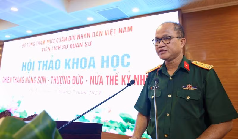 Đại tá, Tiến sĩ Lê Thanh Bài, Phó viện trưởng Viện Lịch sử quân sự Việt Nam trình bày Báo cáo đề dẫn hội thảo. Đại tá, Tiến sĩ Lê Thanh Bài, Phó viện trưởng Viện Lịch sử quân sự Việt Nam trình bày Báo cáo đề dẫn hội thảo.