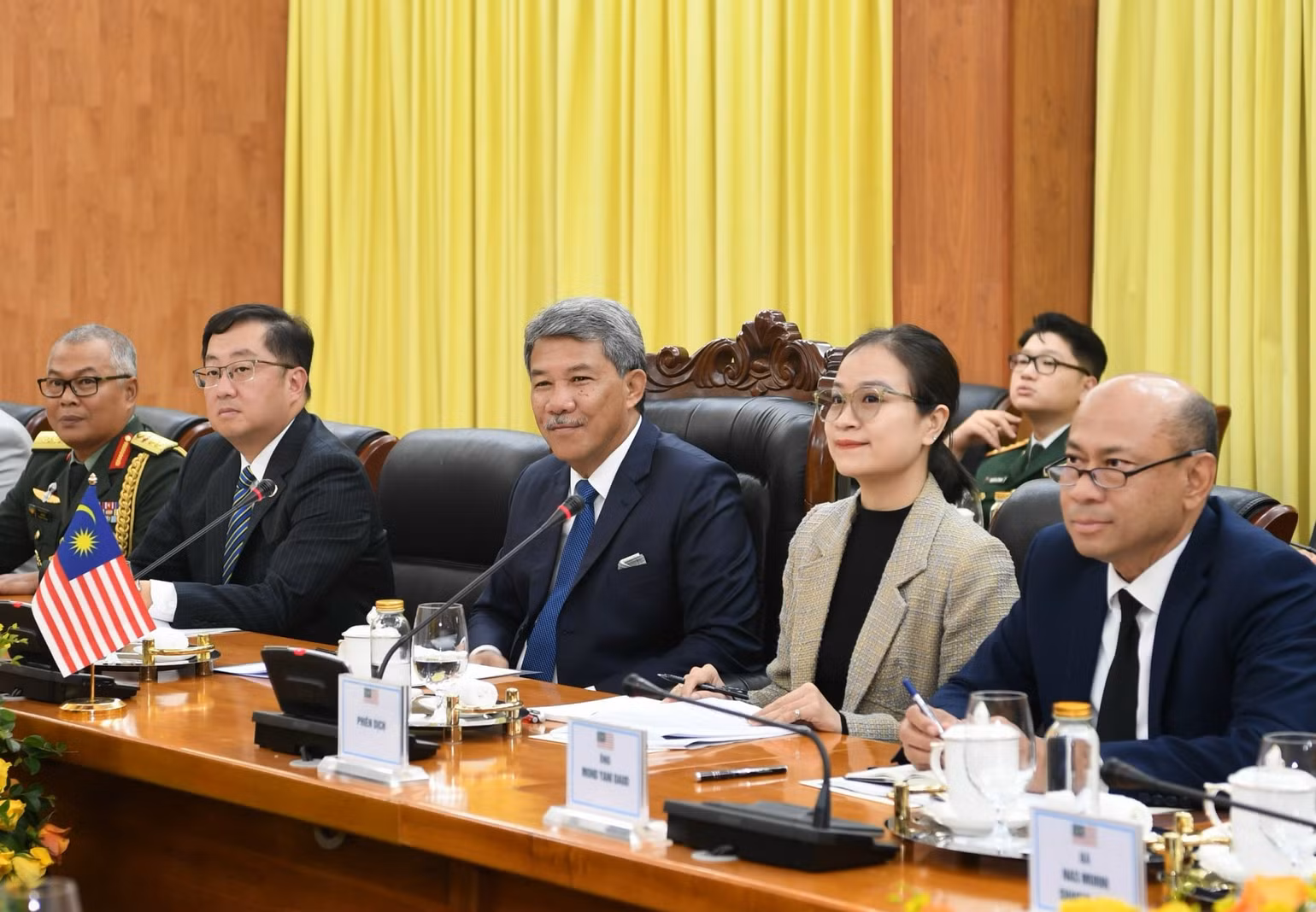 Bộ trưởng Dato’ Seri Utama Haji Mohamad Bin Haji Hasan và các thành viên đoàn Malaysia tại hội đàm. (Ảnh: Phú Sơn) Bộ trưởng Dato’ Seri Utama Haji Mohamad Bin Haji Hasan và các thành viên đoàn Malaysia tại hội đàm. (Ảnh: Phú Sơn)