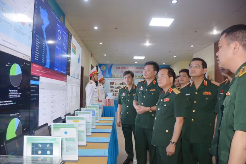 Thượng tướng Trịnh Văn Quyết cùng các đại biểu tham quan trưng bày hệ thống và các sản phẩm nghiên cứu khoa học của Bộ Tư lệnh 86.
