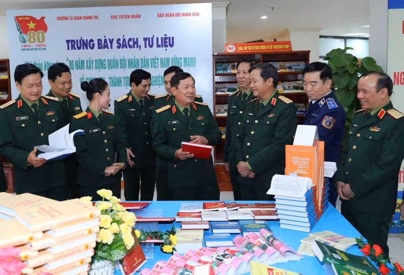 Các đại biểu tham quan mô hình trưng bày sách tại Hội thảo. Các đại biểu tham quan mô hình trưng bày sách tại Hội thảo.