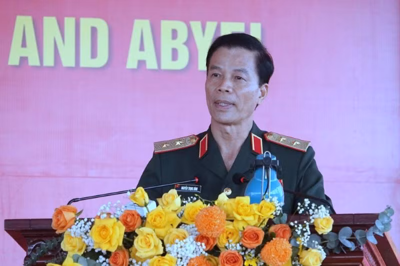 Trung tướng Nguyễn Trọng Bình, Phó Tổng Tham mưu trưởng Quân đội nhân dân Việt Nam, công bố Quyết định của Chủ tịch nước về việc cử hai đơn vị đi làm nhiệm vụ luân phiên thay thế tại các phái bộ gìn giữ hòa bình Liên hợp quốc. Trung tướng Nguyễn Trọng Bình, Phó Tổng Tham mưu trưởng Quân đội nhân dân Việt Nam, công bố Quyết định của Chủ tịch nước về việc cử hai đơn vị đi làm nhiệm vụ luân phiên thay thế tại các phái bộ gìn giữ hòa bình Liên hợp quốc.