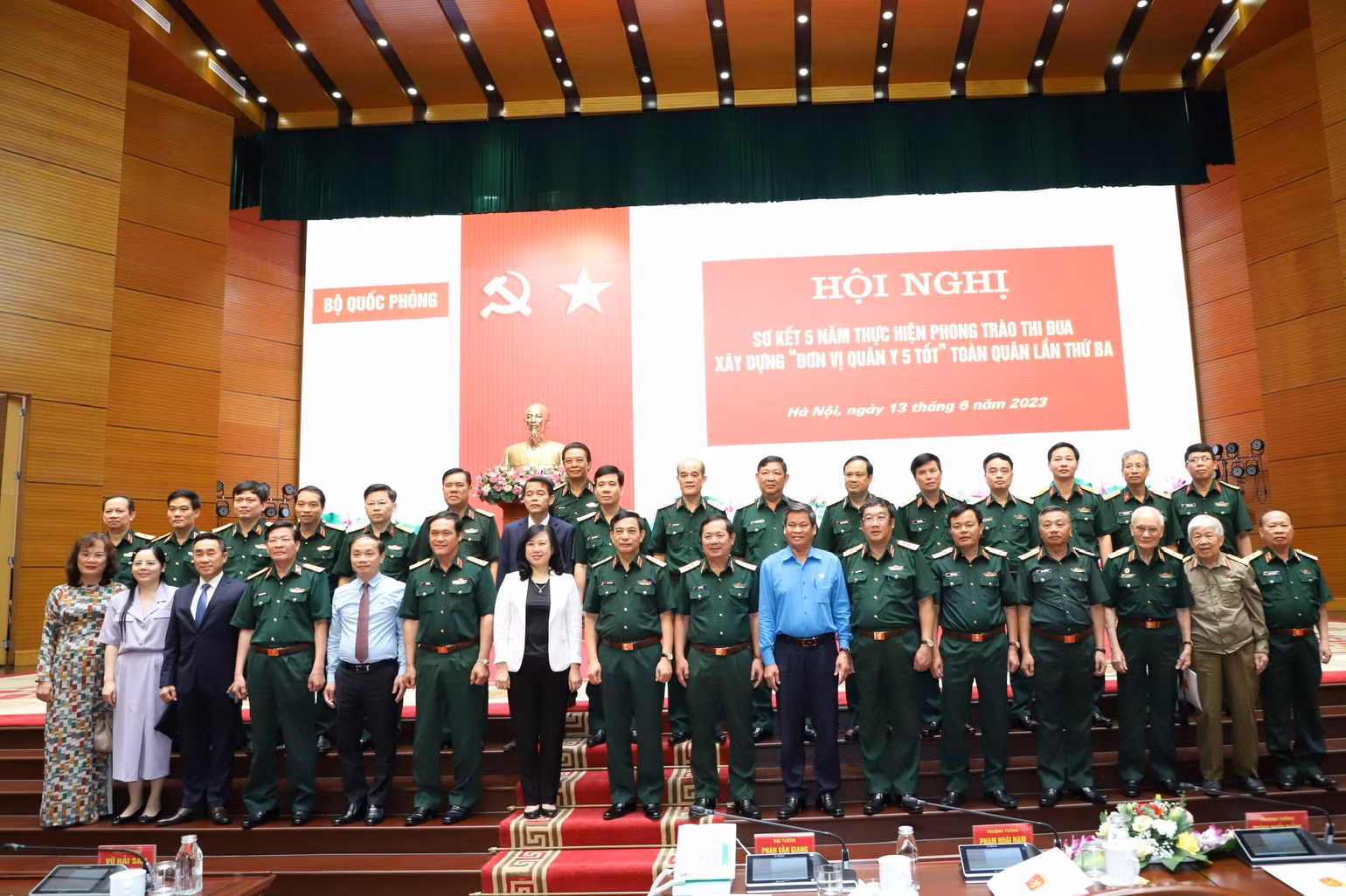 Đại tướng Phan Văn Giang chụp ảnh cùng lãnh đạo các bộ, ban, ngành Trung ương và đại biểu dự Hội nghị.