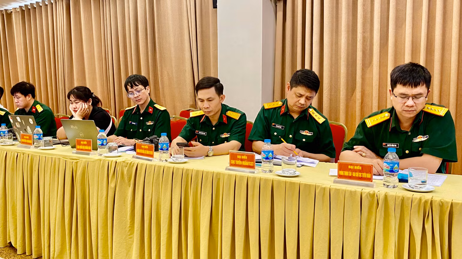 Các đại biểu tham dự buổi gặp mặt.