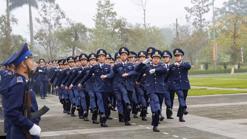Khối sĩ quan diễu duyệt đội ngũ qua lễ đài tại Lễ ra quân huấn luyện.