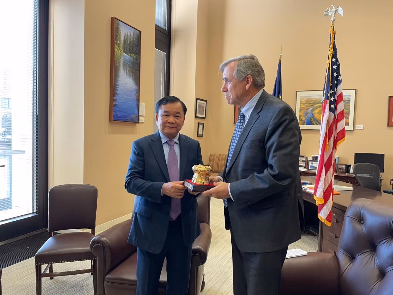 Thượng tướng Hoàng Xuân Chiến chào xã giao và tặng quà lưu niệm Thượng nghị sĩ Hoa Kỳ Jeff Merkley. Thượng tướng Hoàng Xuân Chiến chào xã giao và tặng quà lưu niệm Thượng nghị sĩ Hoa Kỳ Jeff Merkley.