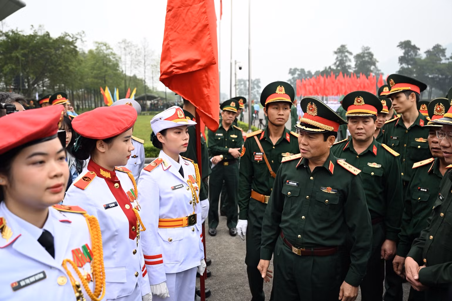 Thượng tướng Nguyễn Tân Cương kiểm tra trang phục của các lực lượng.