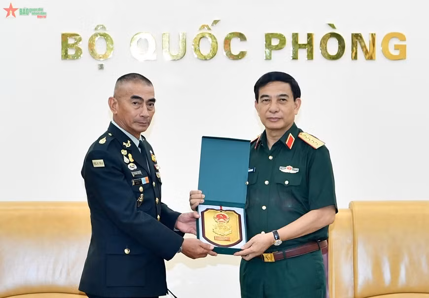 Đại tướng Phan Văn Giang trao quà lưu niệm tặng Đại tướng Chalermphon Srisawasdi. (Ảnh: Báo Quân đội nhân dân) Đại tướng Phan Văn Giang trao quà lưu niệm tặng Đại tướng Chalermphon Srisawasdi. (Ảnh: Báo Quân đội nhân dân)