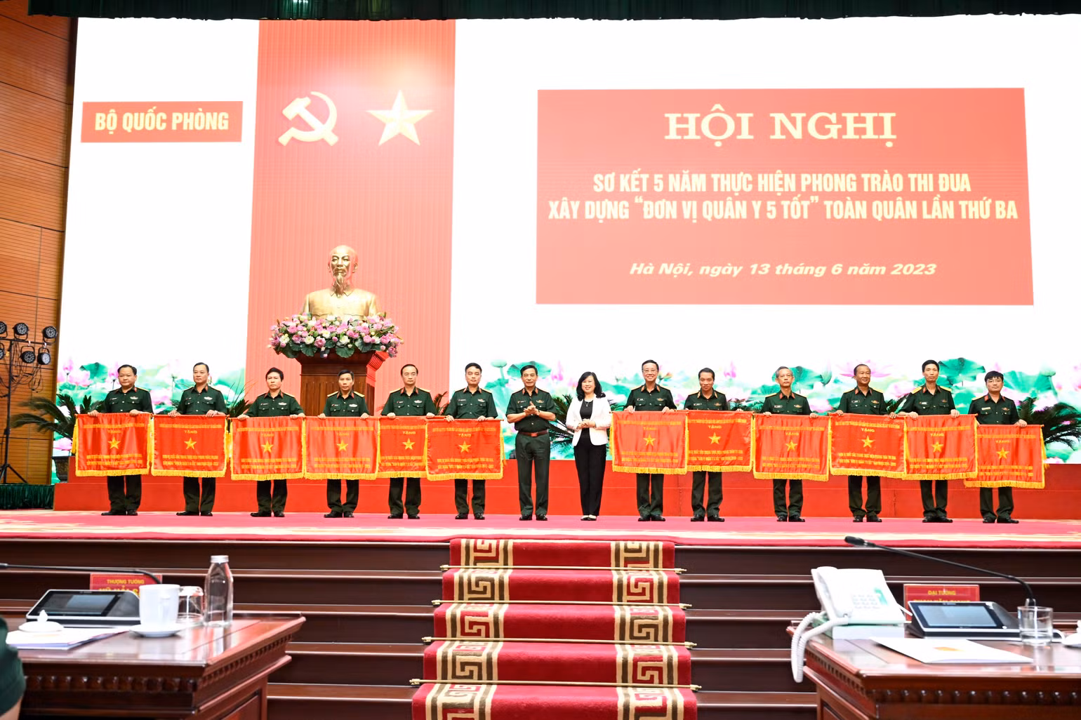 Bộ trưởng Quốc phòng Phan Văn Giang và Bộ trưởng Y tế Đào Hồng Lan trao Cờ thi đua của Bộ Quốc phòng tặng các tập thể có thành tích xuất sắc trong thực hiện phong trào thi đua lần thứ ba.