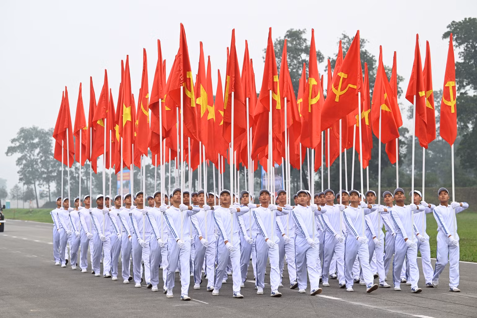 Các khối thực hiện diễu binh, diễu hành.