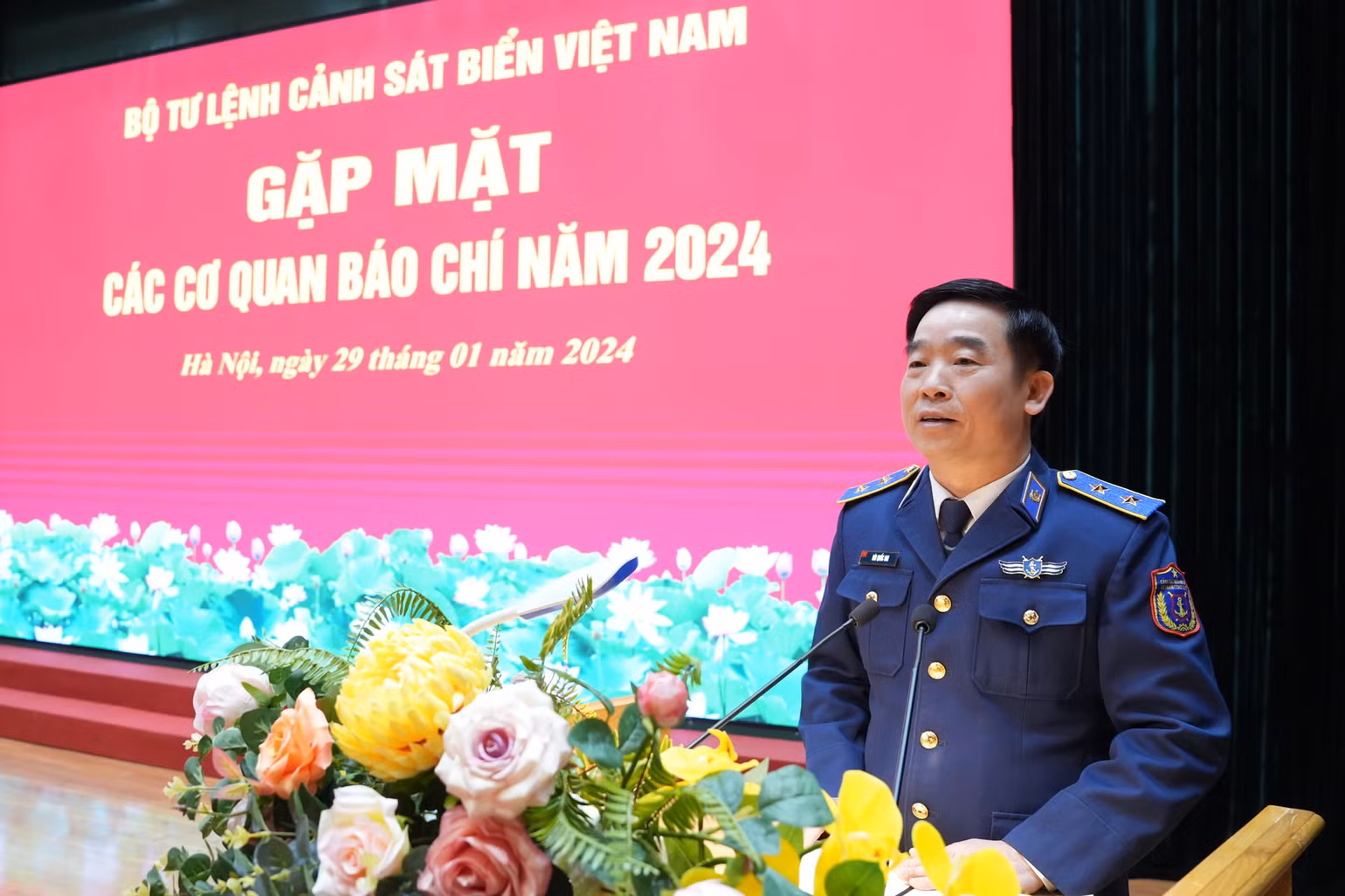 Trung tướng Bùi Quốc Oai, Chính ủy Cảnh sát biển chủ trì buổi gặp mặt. Trung tướng Bùi Quốc Oai, Chính ủy Cảnh sát biển chủ trì buổi gặp mặt.