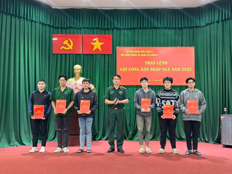 Đại diện Hội đồng nghĩa vụ quân sự quận 6, Thành phố Hồ Chí Minh trao lệnh gọi nhập ngũ cho công dân lên đường nhập ngũ năm 2025. (Ảnh: VĂN TÂN)