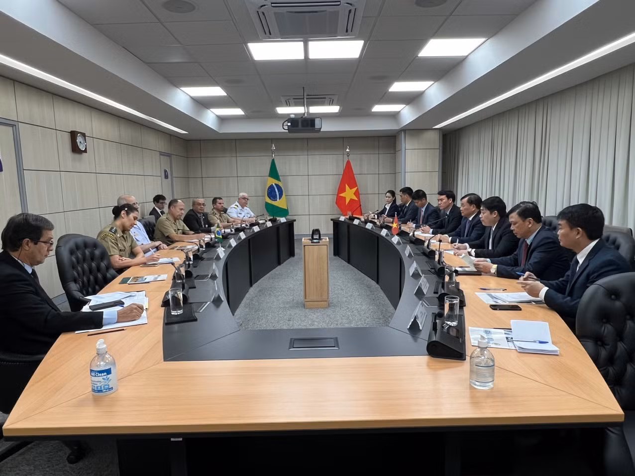 Thượng tướng Hoàng Xuân Chiến hội kiến với Đô đốc Renato Rodrigues de Aguilar Freire, Tổng Tham mưu trưởng Liên quân các Lực lượng vũ trang Brazil. Thượng tướng Hoàng Xuân Chiến hội kiến với Đô đốc Renato Rodrigues de Aguilar Freire, Tổng Tham mưu trưởng Liên quân các Lực lượng vũ trang Brazil.