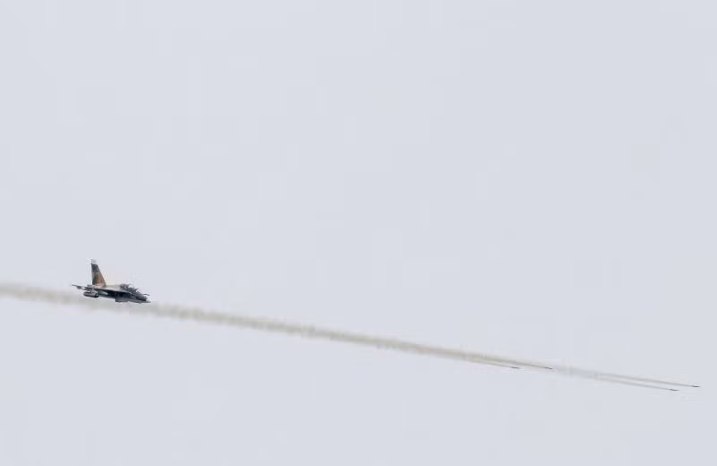 Máy bay Yak-130 thuộc Trung đoàn 940, Trường Sĩ quan Không quân thực hành tiêu diệt mục tiêu mặt đất trong diễn tập.