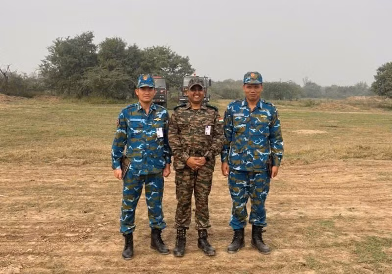 Trung tá Lê Thanh Duẩn và Thiếu tá Nguyễn Văn Thiệu chia sẻ kinh nghiệm bay với sĩ quan Không quân Lục quân Ấn Độ. Trung tá Lê Thanh Duẩn và Thiếu tá Nguyễn Văn Thiệu chia sẻ kinh nghiệm bay với sĩ quan Không quân Lục quân Ấn Độ.