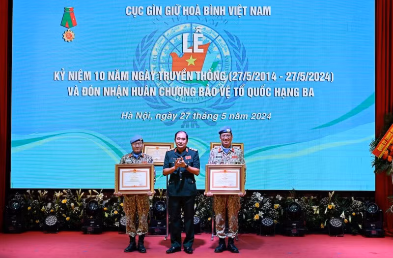 Thừa ủy quyền của Thủ tướng Chính phủ, Thượng tướng Phùng Sĩ Tấn trao Bằng khen của Thủ tướng Chính phủ tặng Bệnh viện dã chiến cấp 2, số 4 và Đại tá Mạc Đức Trọng, nguyên Đội trưởng Đội Công binh số 1, Cục Gìn giữ hòa bình Việt Nam. Thừa ủy quyền của Thủ tướng Chính phủ, Thượng tướng Phùng Sĩ Tấn trao Bằng khen của Thủ tướng Chính phủ tặng Bệnh viện dã chiến cấp 2, số 4 và Đại tá Mạc Đức Trọng, nguyên Đội trưởng Đội Công binh số 1, Cục Gìn giữ hòa bình Việt Nam.