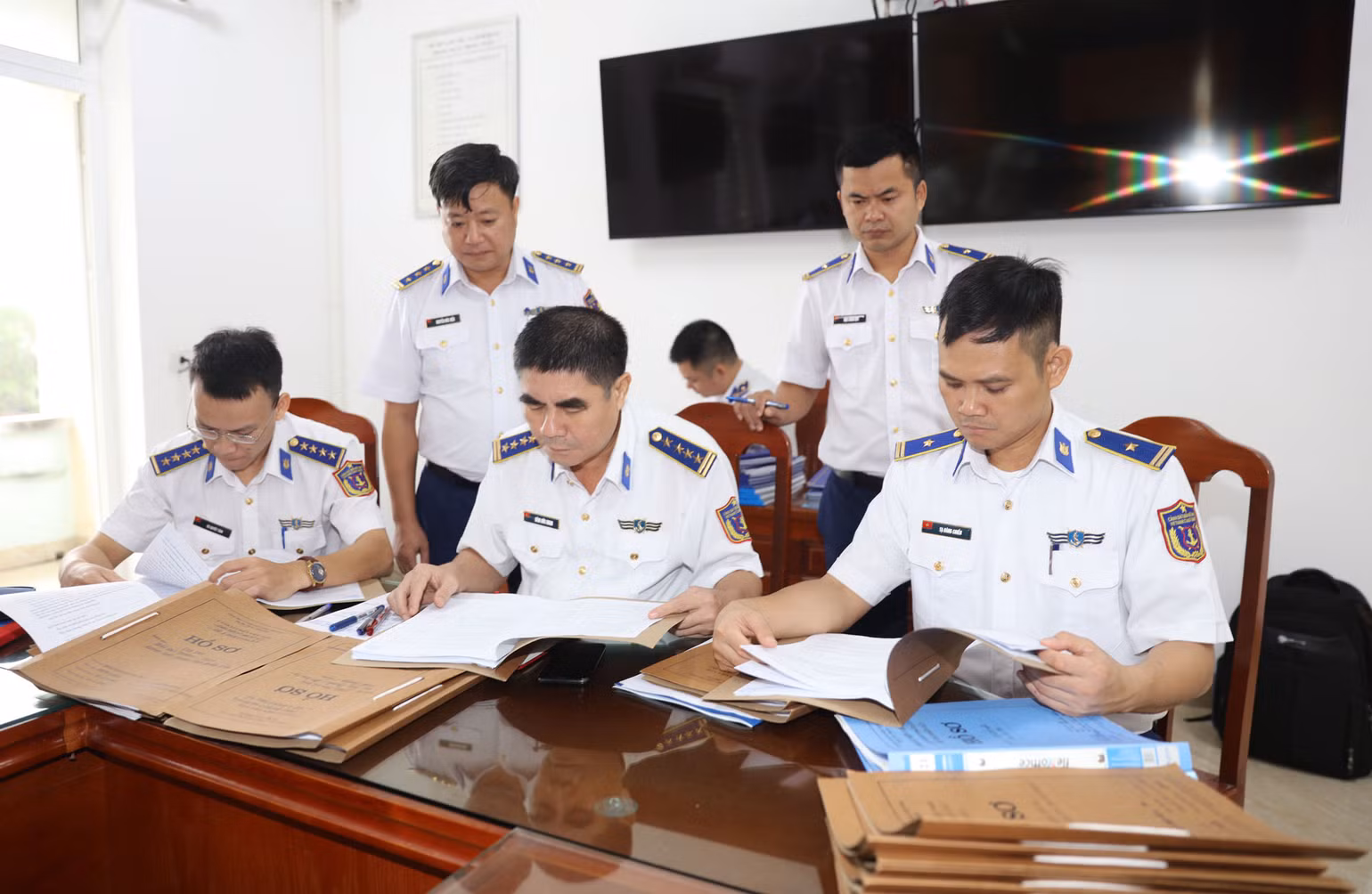 Đoàn công tác của Bộ Tư lệnh Cảnh sát biển Việt Nam kiểm tra hồ sơ cơ bản của Đoàn Đặc nhiệm phòng, chống tội phạm ma túy số 2.