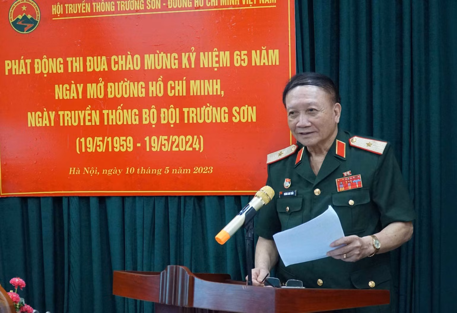 Thiếu tướng Hoàng Anh Tuấn, Phó Chủ tịch Thường trực Hội Truyền thống Trường Sơn-Đường Hồ Chí Minh Việt Nam phát động thi đua và công bố cuộc thi. Thiếu tướng Hoàng Anh Tuấn, Phó Chủ tịch Thường trực Hội Truyền thống Trường Sơn-Đường Hồ Chí Minh Việt Nam phát động thi đua và công bố cuộc thi.