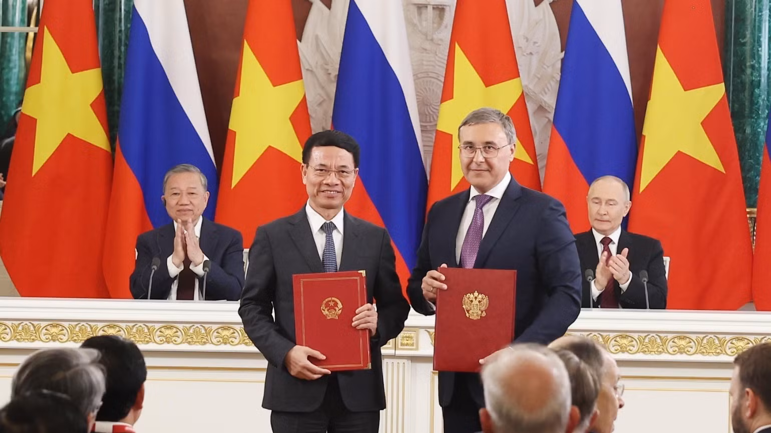 Tổng Bí thư Tô Lâm và Tổng thống Vladimir Putin chứng kiến trao Thỏa thuận giữa 2 Bộ Khoa học và Công nghệ về hợp tác cùng tuyển chọn các đề tài, dự án nghiên cứu khoa học và công nghệ Việt-Nga. (Ảnh: Thống Nhất/TTXVN)