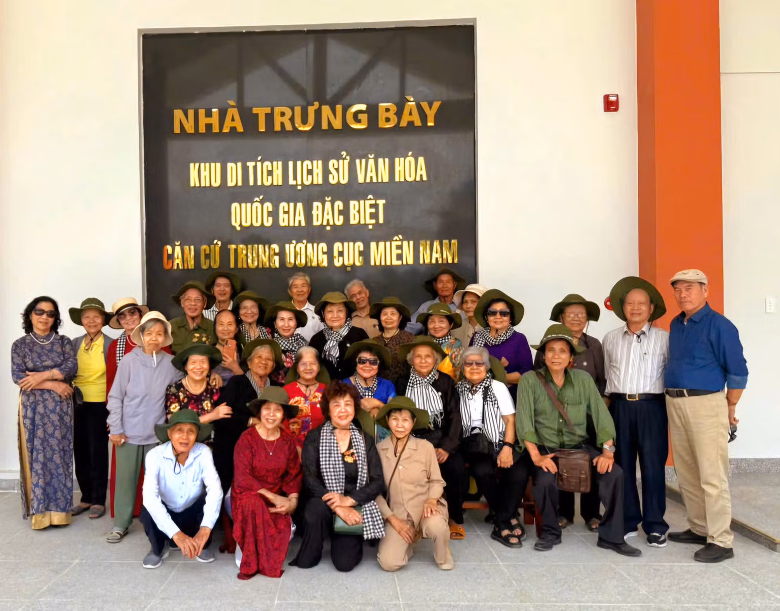 PGS, TS Nguyễn Văn Kình (ở giữa) trong chuyến về thăm Khu di tích căn cứ Trung ương Cục miền nam (Tây Ninh).