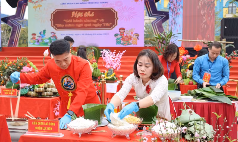 Đoàn viên, công nhân lao động tham gia hội thi gói bánh chưng. (Ảnh: TƯỜNG VI)