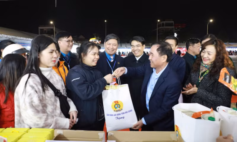 Đại diện lãnh đạo Tổng Liên đoàn Lao động trao quà Tết cho công nhân tại Bắc Giang. (Ảnh: TƯỜNG VI)