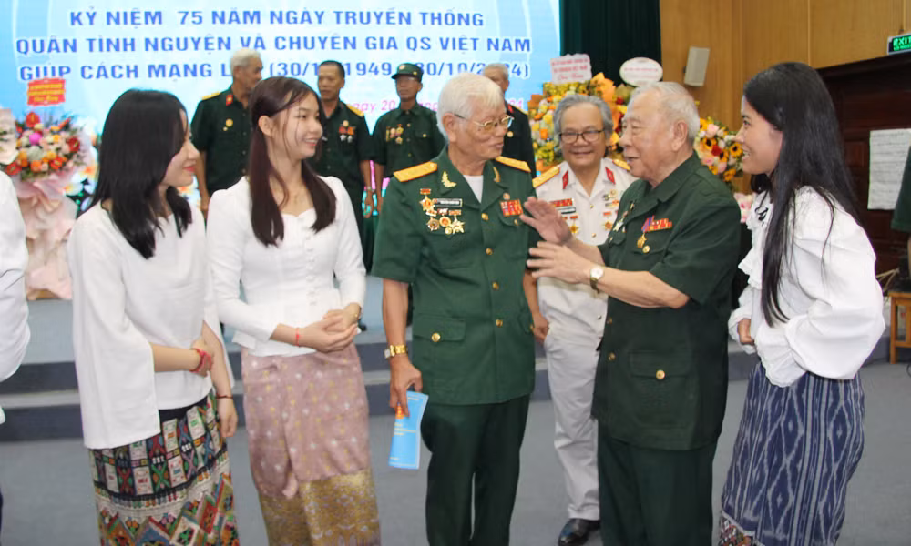 Các cựu chiến binh ôn lại kỷ niệm trên chiến trường Lào.