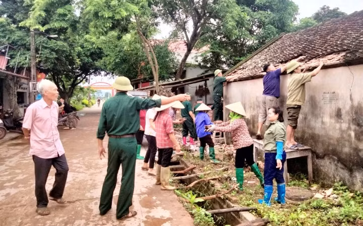 Người dân Lạng Giang chung tay xóa nhà tạm, nhà dột nát trên địa bàn.