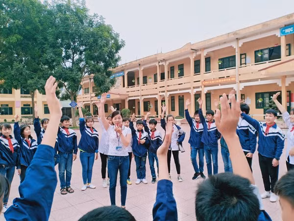 Cô giáo Thiết cùng các em học sinh hoạt động ngoại khóa.