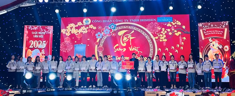 Lãnh đạo Liên đoàn lao động tỉnh Bắc Giang tặng quà tết cho công nhân