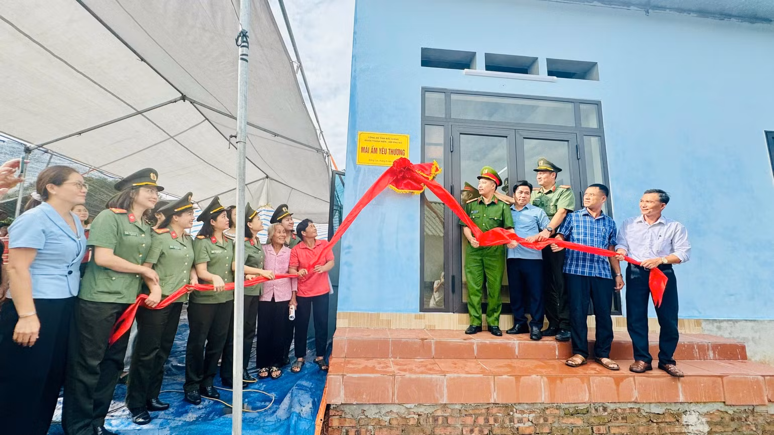 Công an tỉnh Bắc Giang bàn giao nhà Đại đoàn kết cho gia đình chính sách tại tỉnh Bắc Giang.