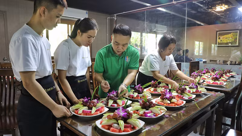 Học viên trung cấp du trong giờ thực hành. Học viên trung cấp du trong giờ thực hành.