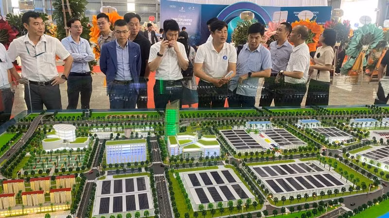 Các đại biểu tham quan sa bàn phối cảnh tổng thể Trung tâm Logistics Quốc tế Bắc Giang. Các đại biểu tham quan sa bàn phối cảnh tổng thể Trung tâm Logistics Quốc tế Bắc Giang.
