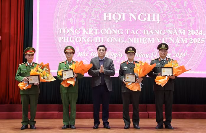 Đại diện Ủy ban kiểm tra Trung ương trao tặng kỷ niệm chương cho cán bộ công an Bắc Giang có thành tích xuất sắc trong công tác. Đại diện Ủy ban kiểm tra Trung ương trao tặng kỷ niệm chương cho cán bộ công an Bắc Giang có thành tích xuất sắc trong công tác.