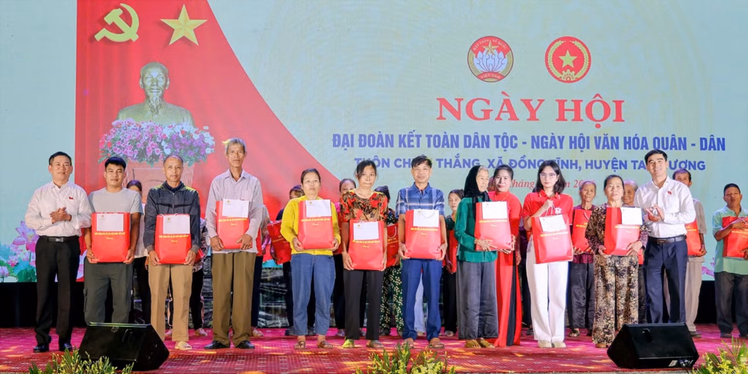 Đồng chí Phó Thủ tướng và đồng chí Bí thư Tỉnh ủy tặng quà cho các gia đình chính sách tiêu biểu.