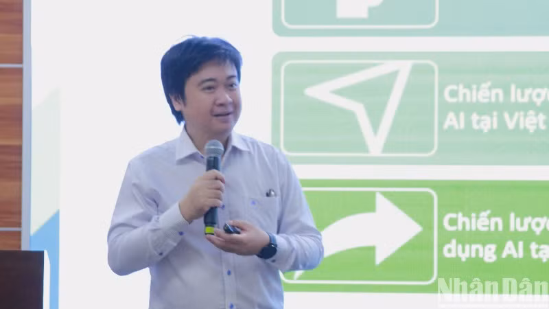 Phó Giáo sư, Tiến sĩ Trần Minh Triết, Phó Hiệu trưởng Trường đại học Khoa học tự nhiên (Đại học Quốc gia Thành phố Hồ Chí Minh) phát biểu tại hội thảo.
