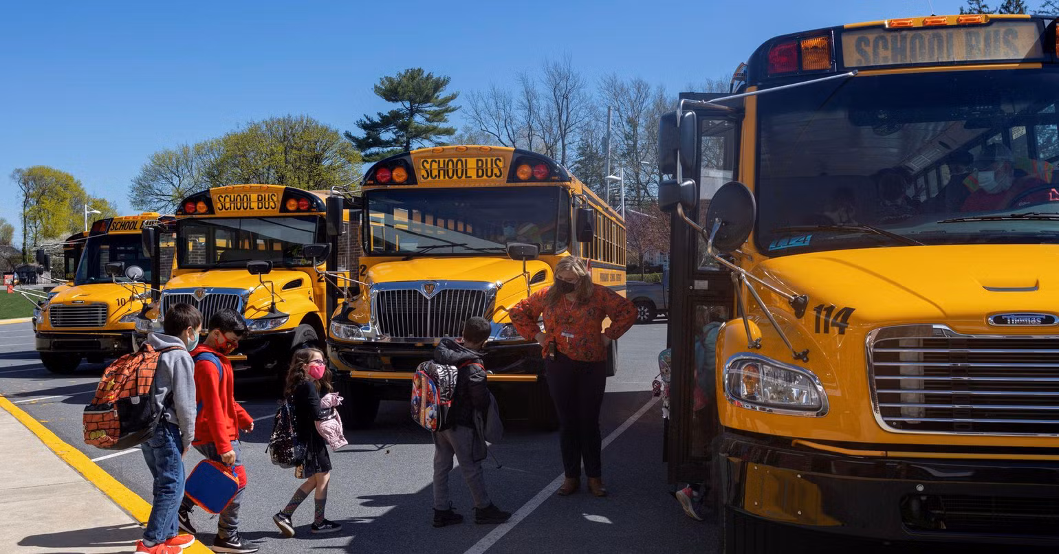 Học sinh Trường tiểu học Kratzer tại bang Pennsylvania, Mỹ, lên xe buýt sau khi kết thúc buổi học ở trường. (Ảnh: Reuters) Học sinh Trường tiểu học Kratzer tại bang Pennsylvania, Mỹ, lên xe buýt sau khi kết thúc buổi học ở trường. (Ảnh: Reuters)