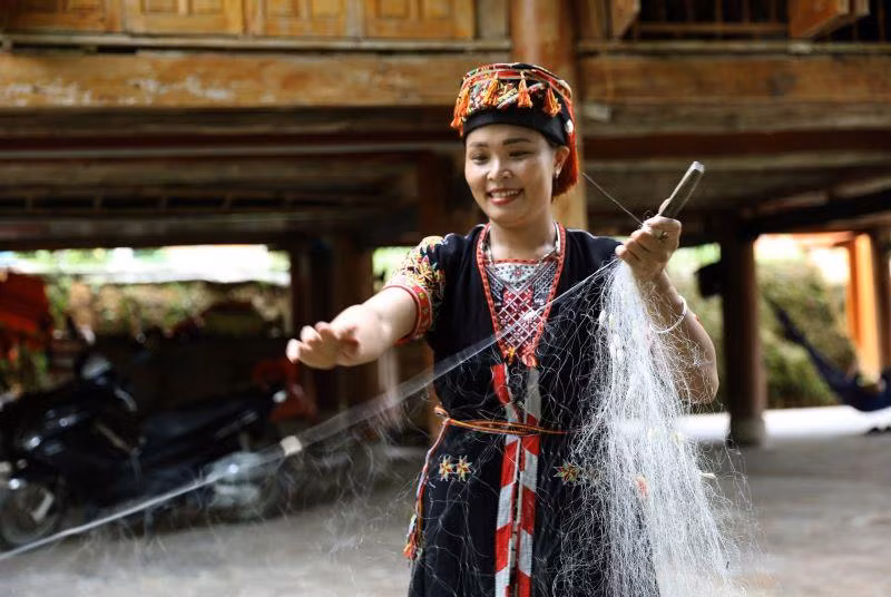 Áo phụ nữ Dao dài nhuộm chàm may cổ thìa.