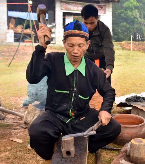 Nghề rèn đòi hỏi sức khỏe và khéo léo.
