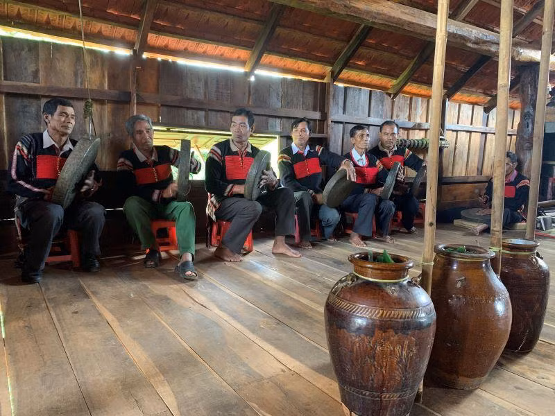 Nhà văn hóa cộng đồng là nơi thường xuyên diễn ra hoạt động diễn tấu cồng chiêng của bà con buôn làng. Nhà văn hóa cộng đồng là nơi thường xuyên diễn ra hoạt động diễn tấu cồng chiêng của bà con buôn làng.