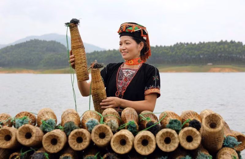 Chiếc yếm với những họa tiết hoa văn độc đáo là đặc điểm nổi bật trong y phục.