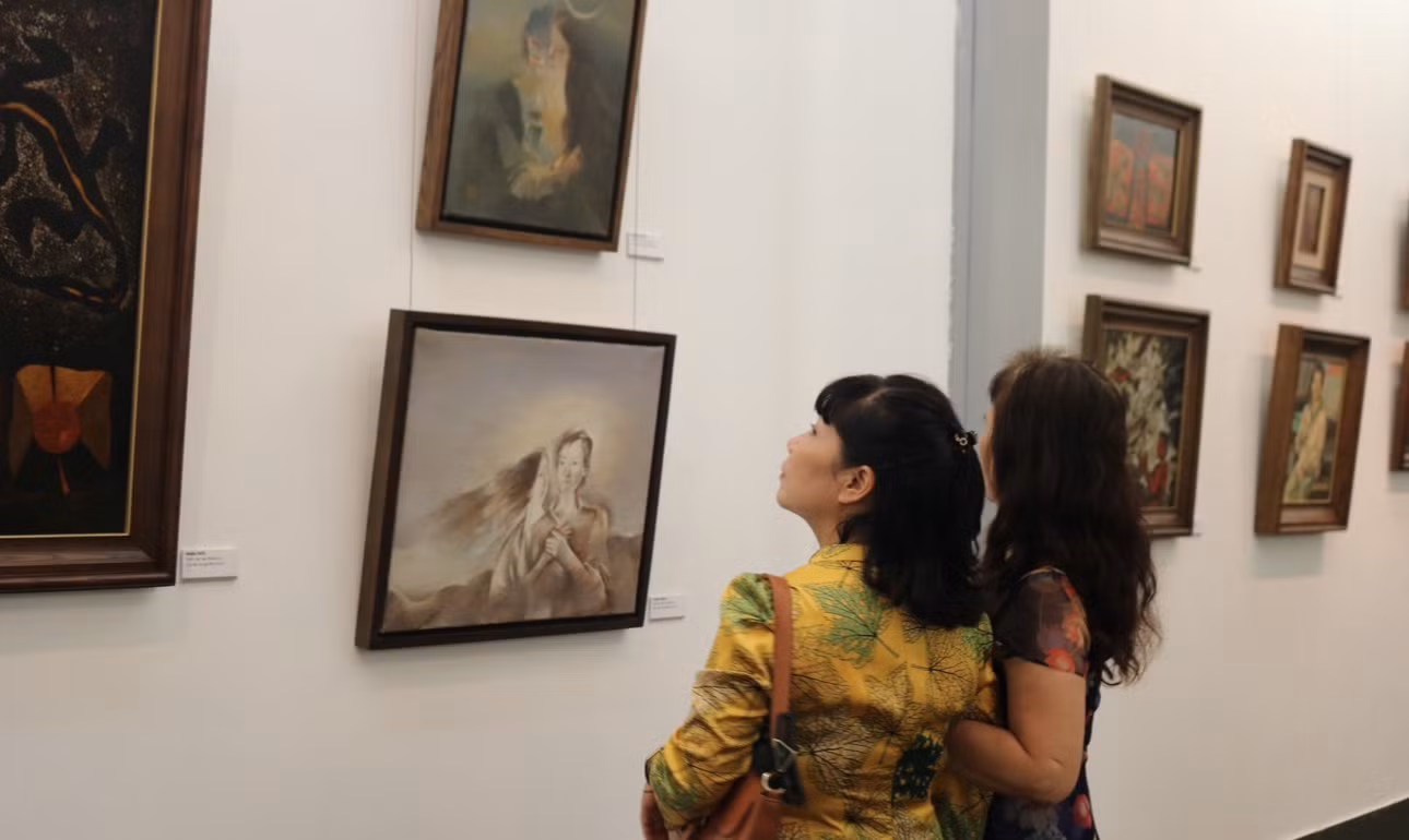Khách tham quan triển lãm.