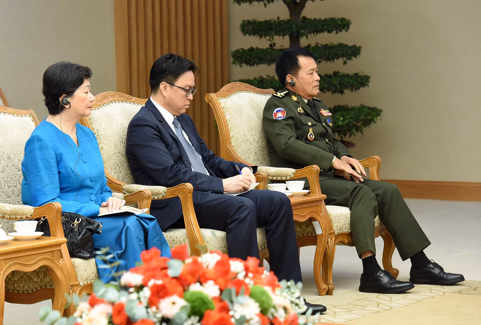Các thành viên đoàn Phó Thủ tướng Chính phủ Hoàng gia Campuchia Neth Savoeun tham dự buổi tiếp. Các thành viên đoàn Phó Thủ tướng Chính phủ Hoàng gia Campuchia Neth Savoeun tham dự buổi tiếp.