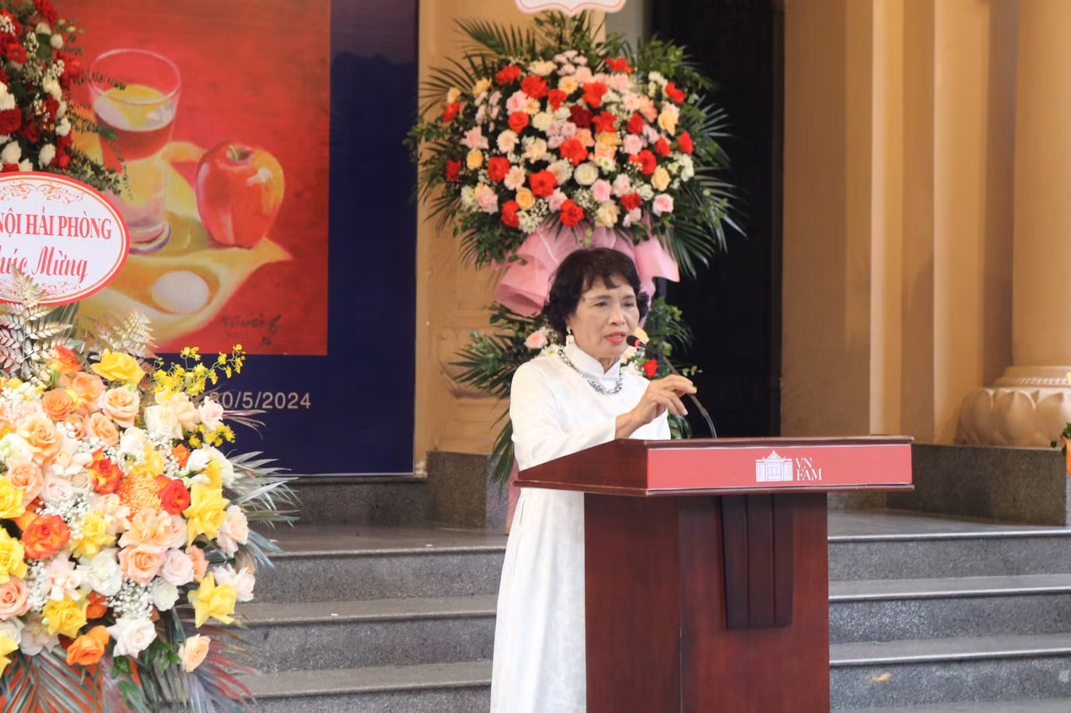 Bà Nguyễn Thị Lâm (vợ của cố họa sĩ Nguyễn Cương) xúc động chia sẻ tại buổi lễ.