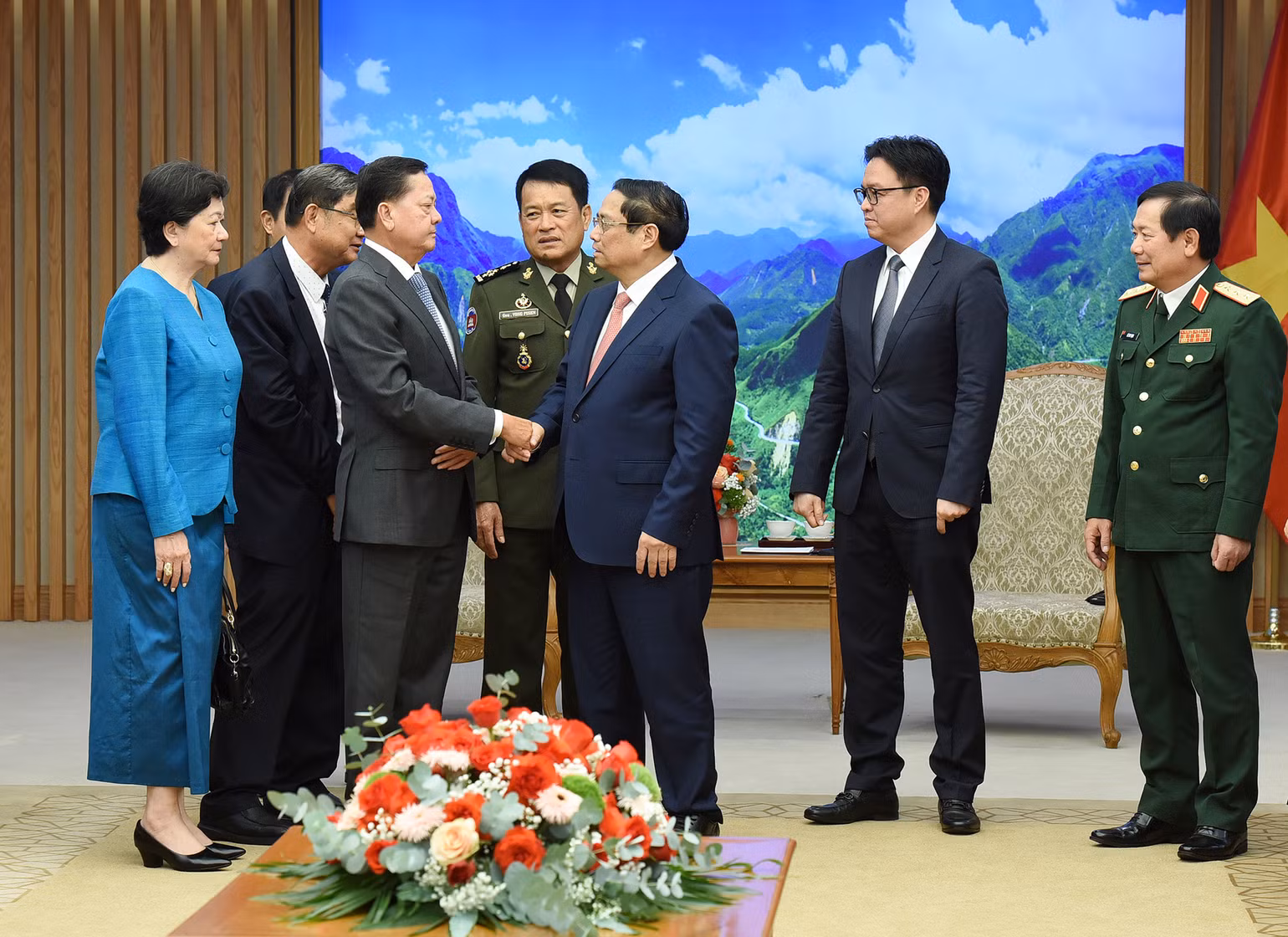 Thủ tướng Phạm Minh Chính tiễn Phó Thủ tướng Chính phủ Hoàng gia Campuchia Neth Savoeun. Thủ tướng Phạm Minh Chính tiễn Phó Thủ tướng Chính phủ Hoàng gia Campuchia Neth Savoeun.