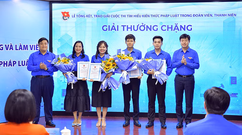 Đại diện Ban tổ chức Cuộc thi trao giải thưởng chặng tại buổi lễ.