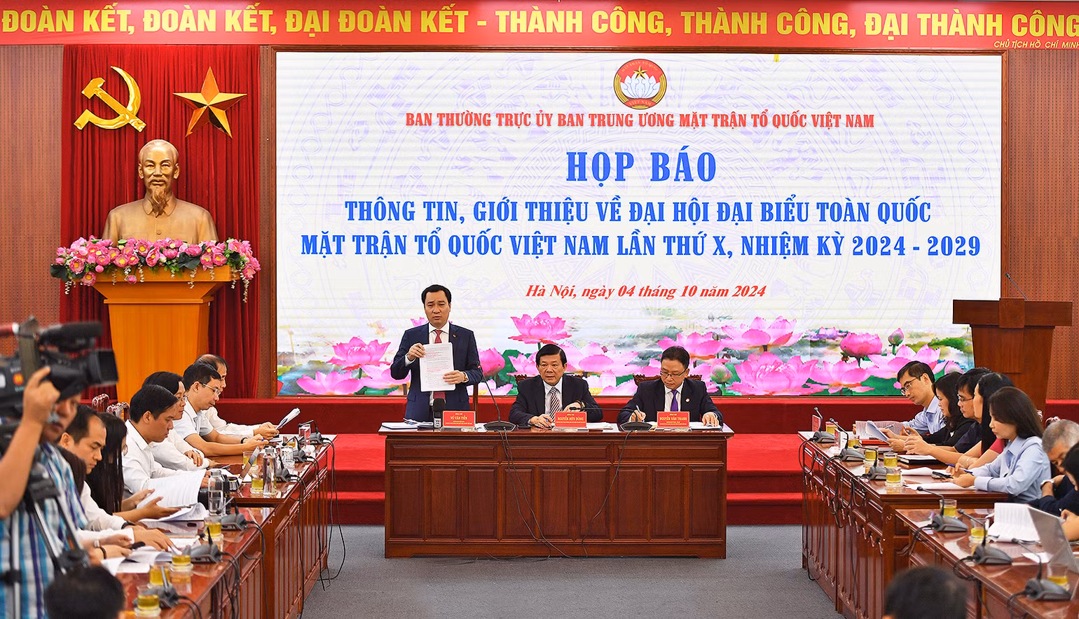 Trưởng Ban Tuyên giáo Ủy ban Trung ương Mặt trận Tổ quốc Việt Nam Vũ Văn Tiến (đang đứng) cung cấp thông tin về Đại hội. Trưởng Ban Tuyên giáo Ủy ban Trung ương Mặt trận Tổ quốc Việt Nam Vũ Văn Tiến (đang đứng) cung cấp thông tin về Đại hội.