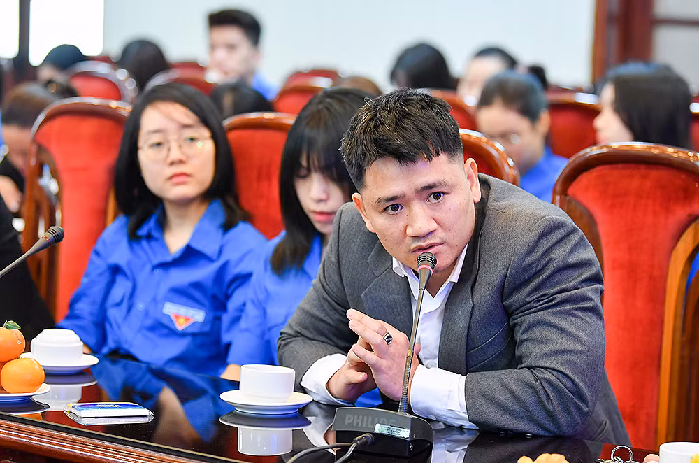 Phóng viên, biên tập viên trẻ đặt câu hỏi tại diễn đàn. Phóng viên, biên tập viên trẻ đặt câu hỏi tại diễn đàn.