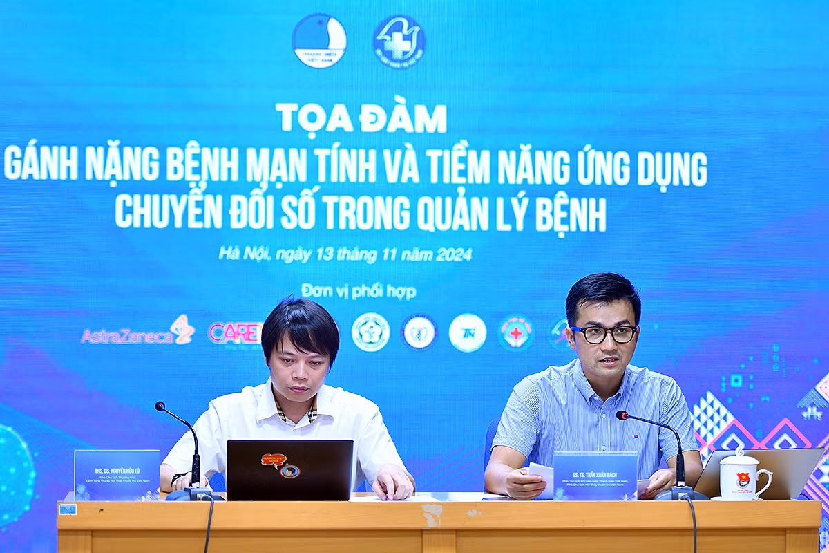Giáo sư Trần Xuân Bách, Phó Chủ tịch Hội Liên hiệp Thanh niên Việt Nam, Phó Chủ tịch Hội Thầy thuốc trẻ Việt Nam (bên phải) điều hành các nội dung Tọa đàm. Giáo sư Trần Xuân Bách, Phó Chủ tịch Hội Liên hiệp Thanh niên Việt Nam, Phó Chủ tịch Hội Thầy thuốc trẻ Việt Nam (bên phải) điều hành các nội dung Tọa đàm.