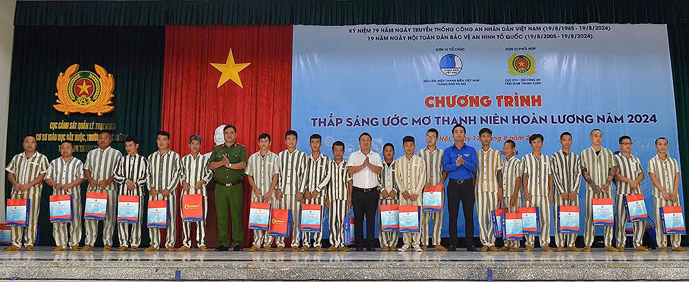Đồng chí Nguyễn Đức Tiến (thứ 8 từ phải sang) cùng đại diện các đơn vị liên quan trao quà tặng các phạm nhân rèn luyện, cải tạo tốt. Đồng chí Nguyễn Đức Tiến (thứ 8 từ phải sang) cùng đại diện các đơn vị liên quan trao quà tặng các phạm nhân rèn luyện, cải tạo tốt.