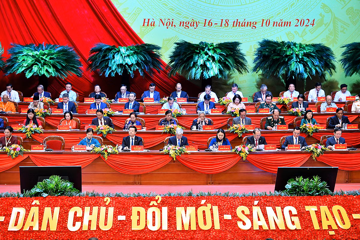 Đoàn Chủ tịch Đại hội làm việc tại hội trường. Đoàn Chủ tịch Đại hội làm việc tại hội trường.